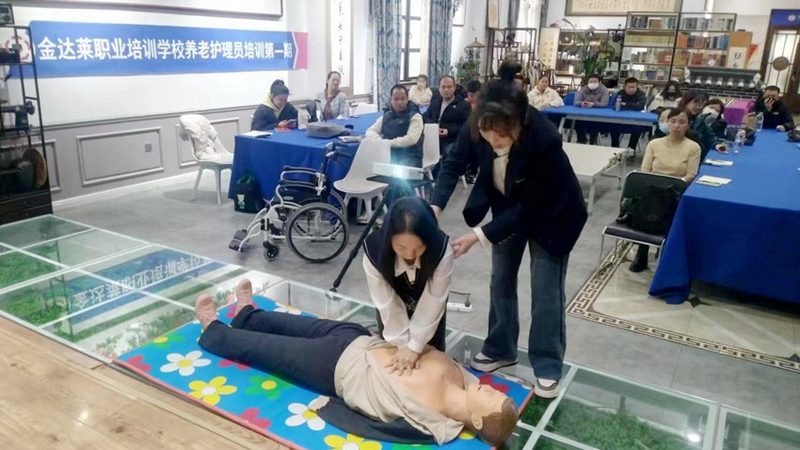 小型社区养老院创业，从选址到运营的关键步骤**